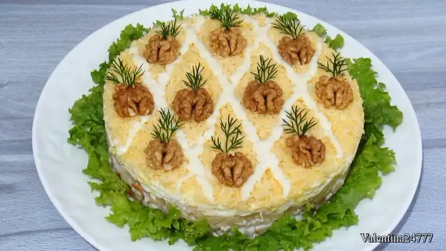 Вкусный праздничный салат с курицей и ананасами