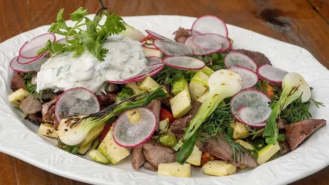 Летний салат с кабачками и мясом