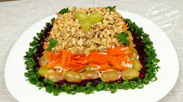 Салат с виноградом, орехами и свеклой