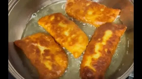 Жареные пирожки с карамелизированными яблоками