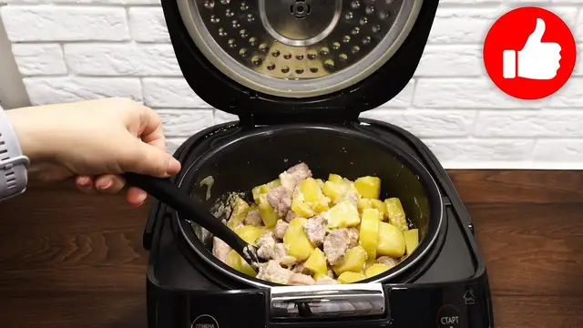 Сытная картошка с мясом в сметане в мультиварке