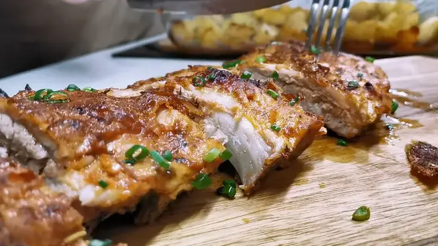 Свиные рёбрышки запечённые в духовке с картошкой 