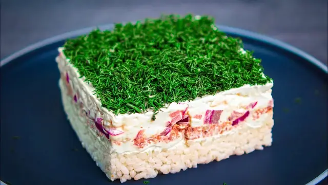 Слоёный салат с тунцом и рисом