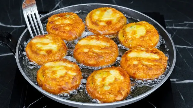 Картофельные оладьи с пикантным соусом