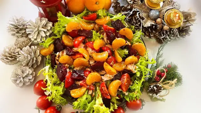 Новогодний салат с курицей, свёклой и мандаринами 