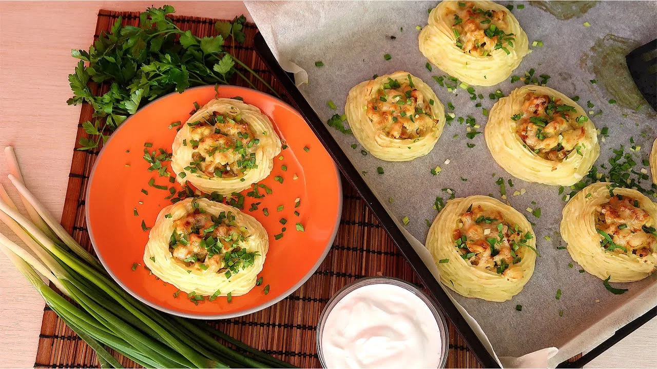 Картофельные гнезда с курицей в духовке