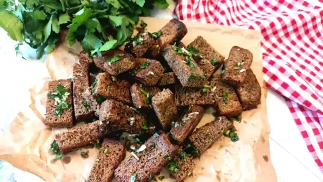 Гренки из черного хлеба с чесноком и зеленью