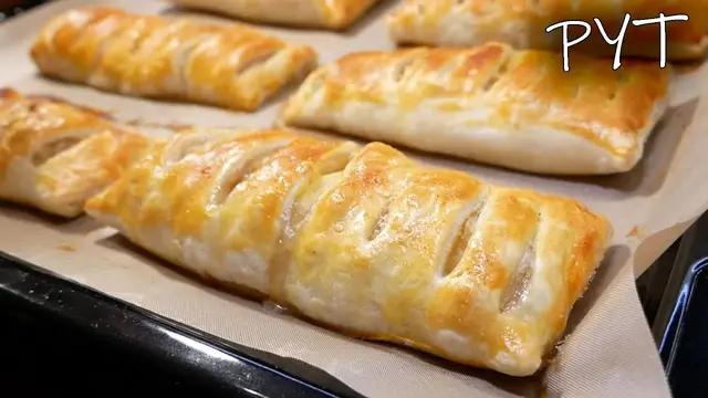 Слойки с яблоком и бананом из готового теста