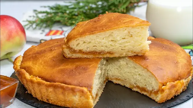 Самый нежный пирог с вареньем и яблоками