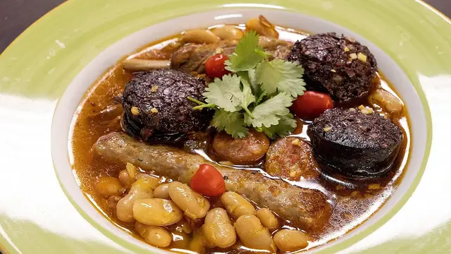 Мясная солянка по-испански с кровяной колбасой и фасолью