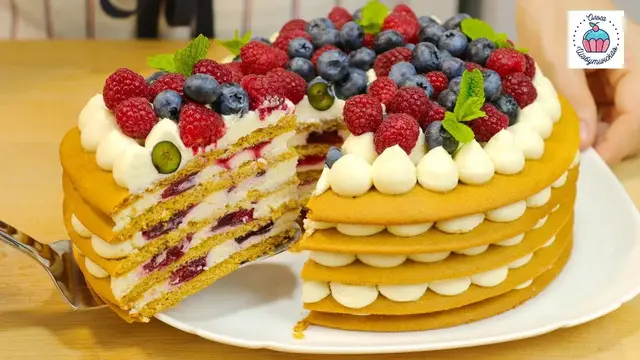 Медовый торт с вишневой начинкой