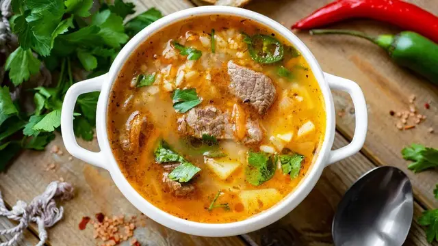 Острый мясной суп с говядиной и рисом