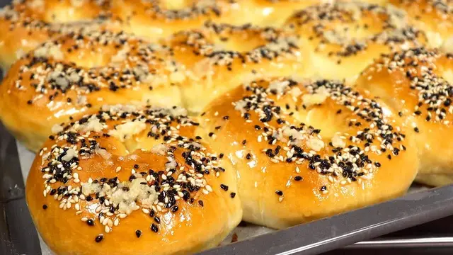 Булочки с чесноком к борщу из самого удачного теста