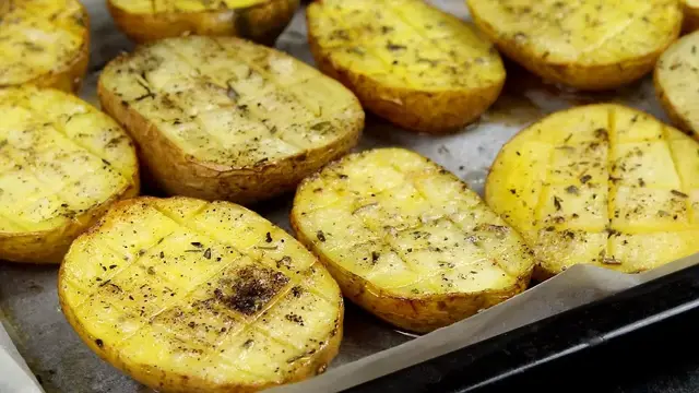 Самая вкусная картошка в духовке
