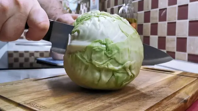 Изумительно вкусный салат с капустой 