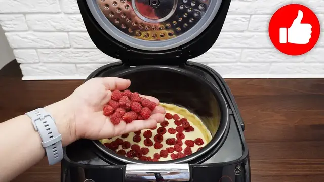 Сочный сметанник с малиной к чаю