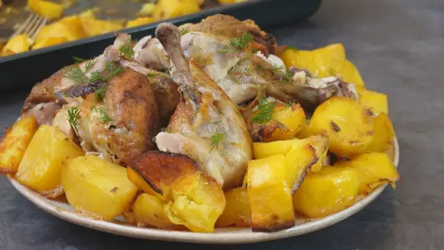 Запеченная курица в йогуртовом маринаде с картофелем