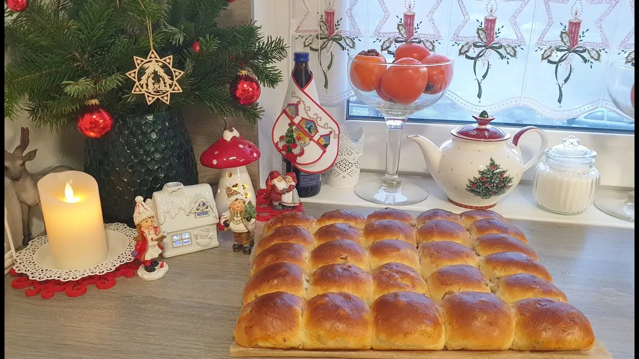 Сдобные булочки с изюмом к Рождеству
