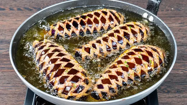 Запечённые баклажаны с мясным фаршем и сметанным соусом