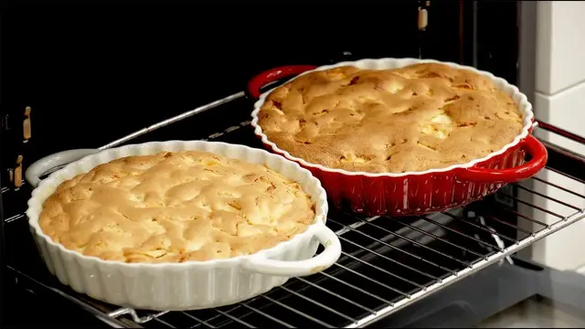 Шарлотка с яблоками в духовке, в мультиварке, без миксера