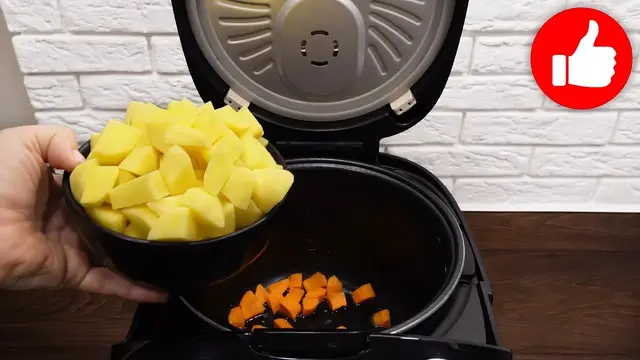 Тушеная картошка с морковью и перцем в мультиварке