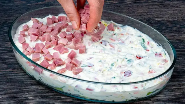 Сытный и полезный салат из яиц и ветчины