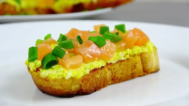 Закуска из яиц и красной рыбы