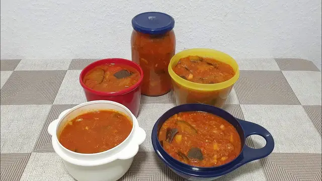 Баклажаны с овощами в томатном соусе