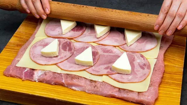 Мясной рулет с помощью скалки