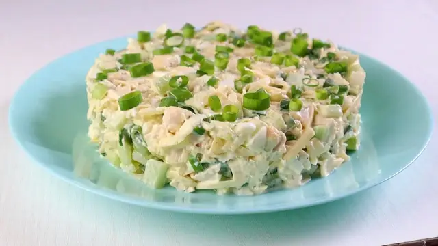 Идеальный салат с курицей и маринованным луком