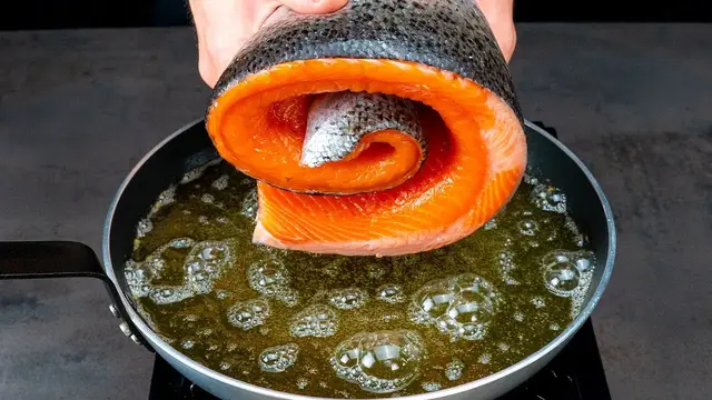 Лосось на сковороде с шампиньонами и шпинатом в сливочном соусе