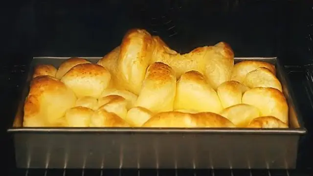 Воздушный пирог с йогуртовым муссом, ягодами и вареньем