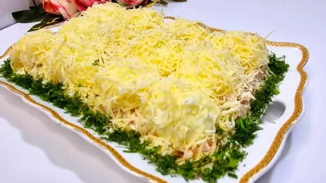 Слоёный салат с яйцами, картошкой и морковью