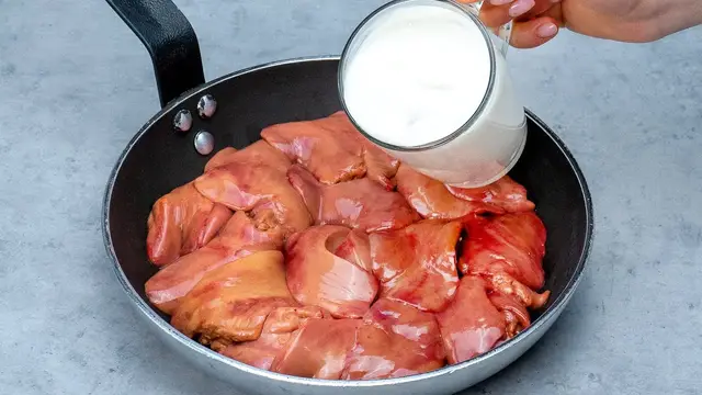 Вкусная куриная печень на сковороде
