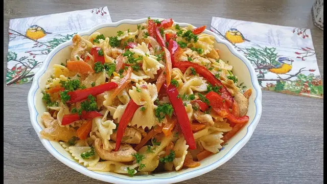 Куриное филе с овощами и лапшой
