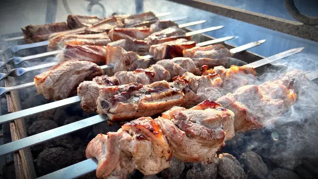 Вкусный и сочный бюджетный шашлык из ребрышек