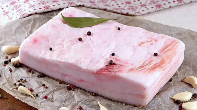 Классический способ, и посол сала с чесноком и перцем