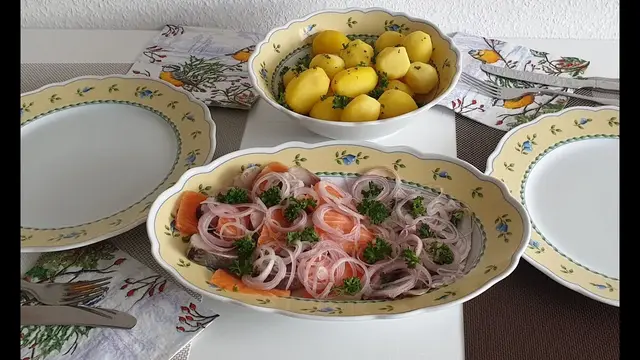 Картошка с зеленью и селёдкой