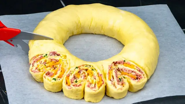 Слоёный рулет с ветчиной, сыром и беконом