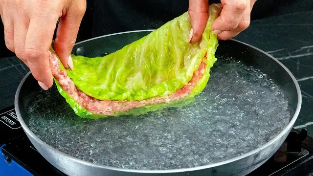 Биточки из капусты с мясным фаршем и сырным соусом