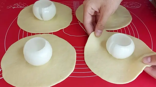 Луковые булочки с мясом
