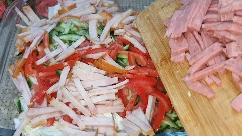 Вкусный и лёгкий салат с копченой колбасы и индейки