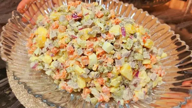 Лёгкий салат с мясом, картошкой и маринованными огурцами