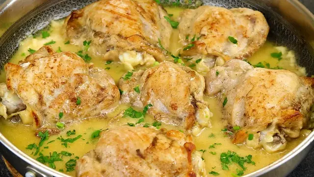 Курицу на сковороде в сметане