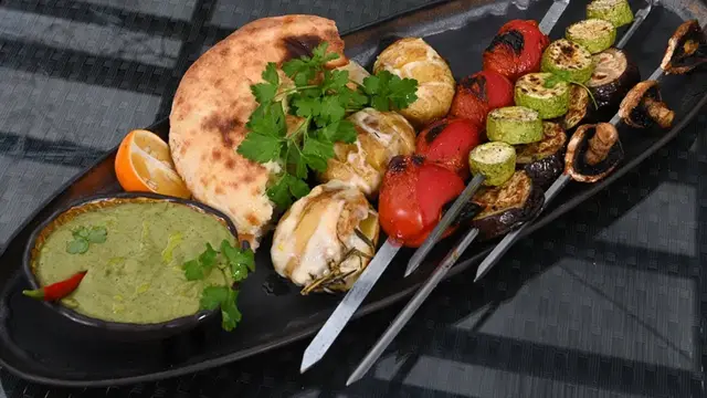 Печеный картофель с сыром и зеленью
