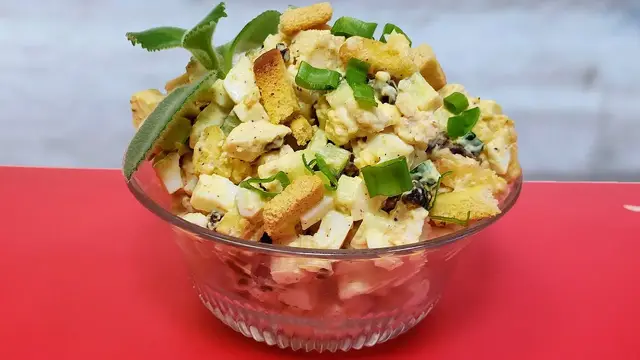 Праздничный салат с черносливом и курицей