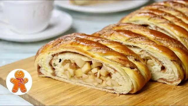 Воздушный рулет с яблоками и корецей