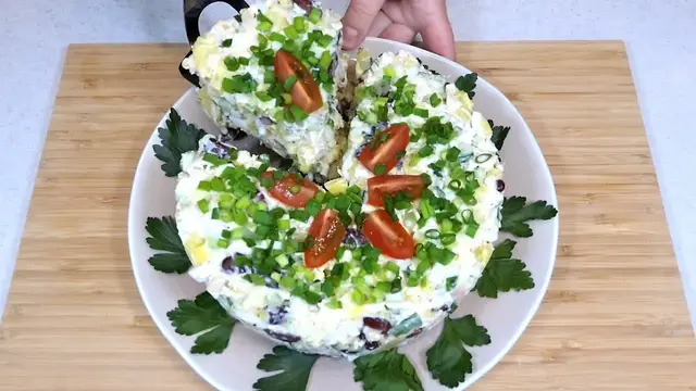 Праздничный салат с курицей и фасолью