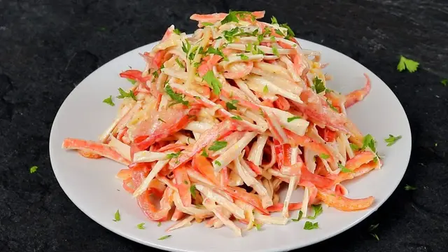 Шикарный салат с крабовыми палочками и помидорами