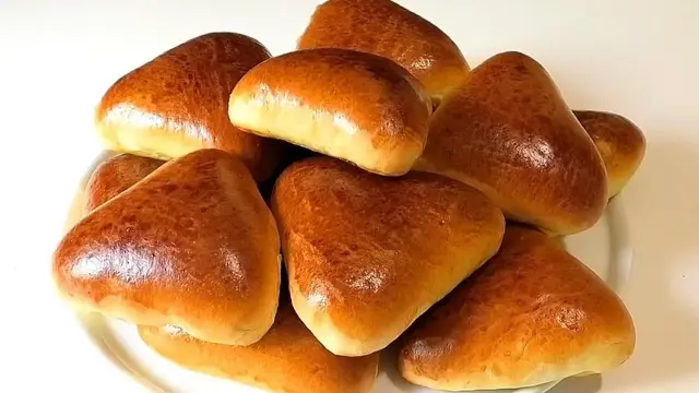 Мягкие пирожки с клубничной начинкой